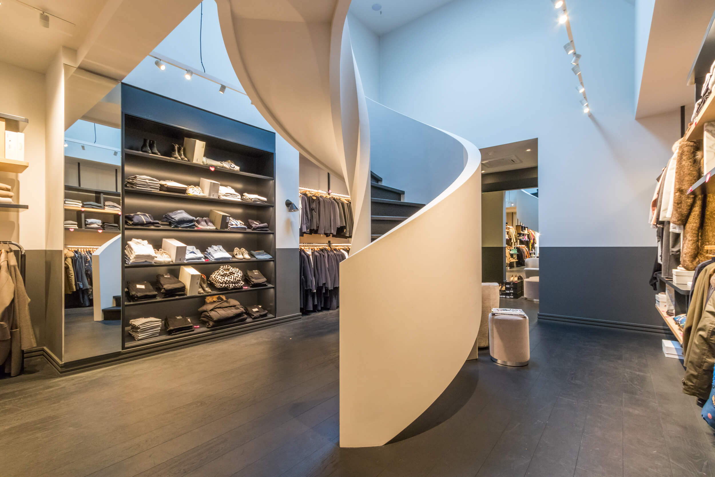 Wenteltrap rubberwood Pauw winkel