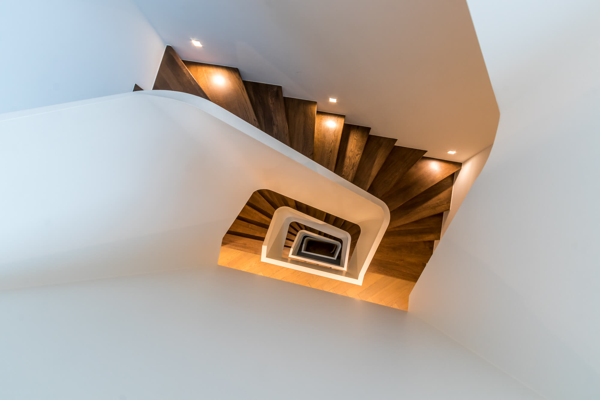 5 houten wenteltrappen