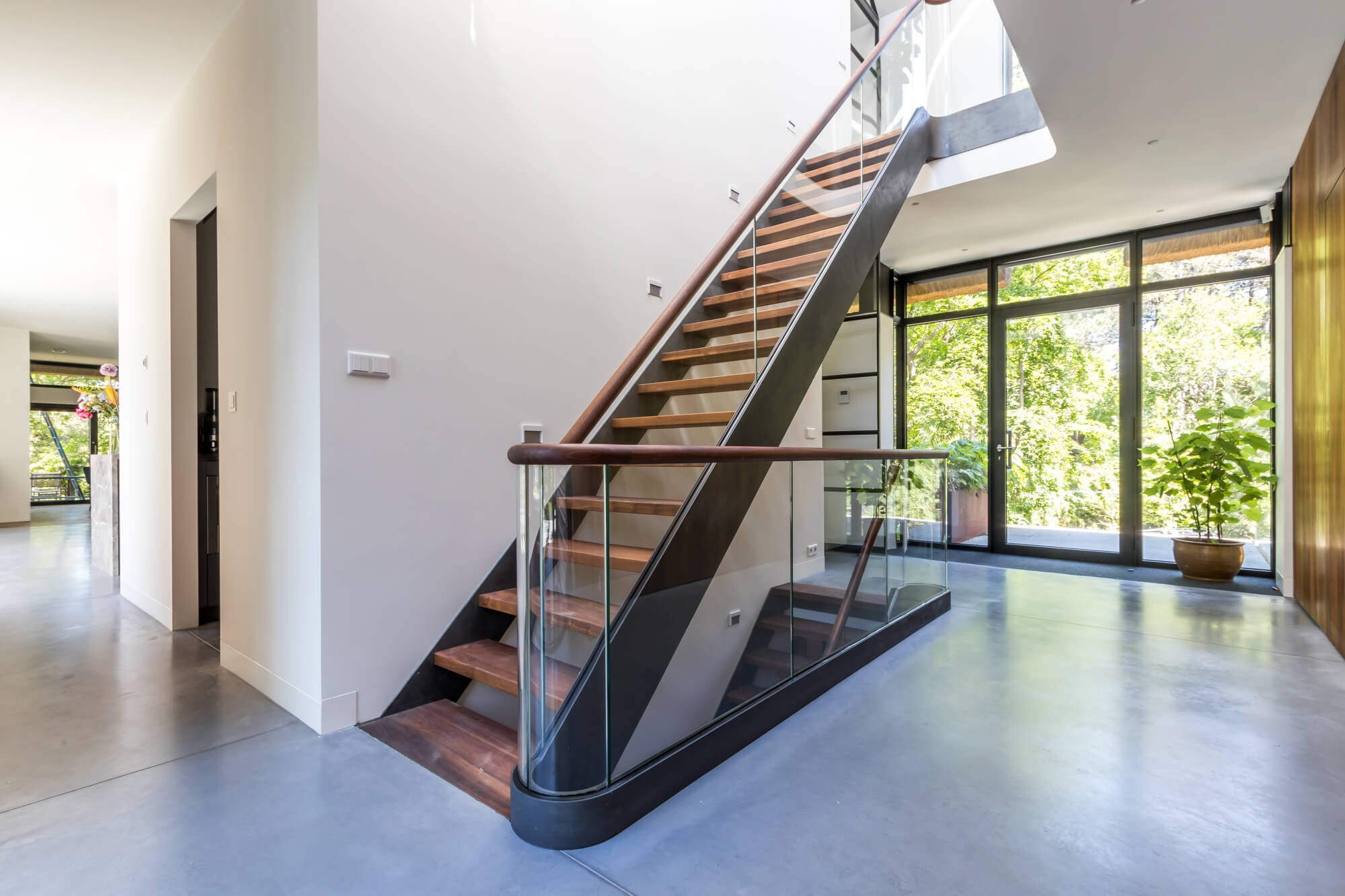 Stalen trap met houten treden