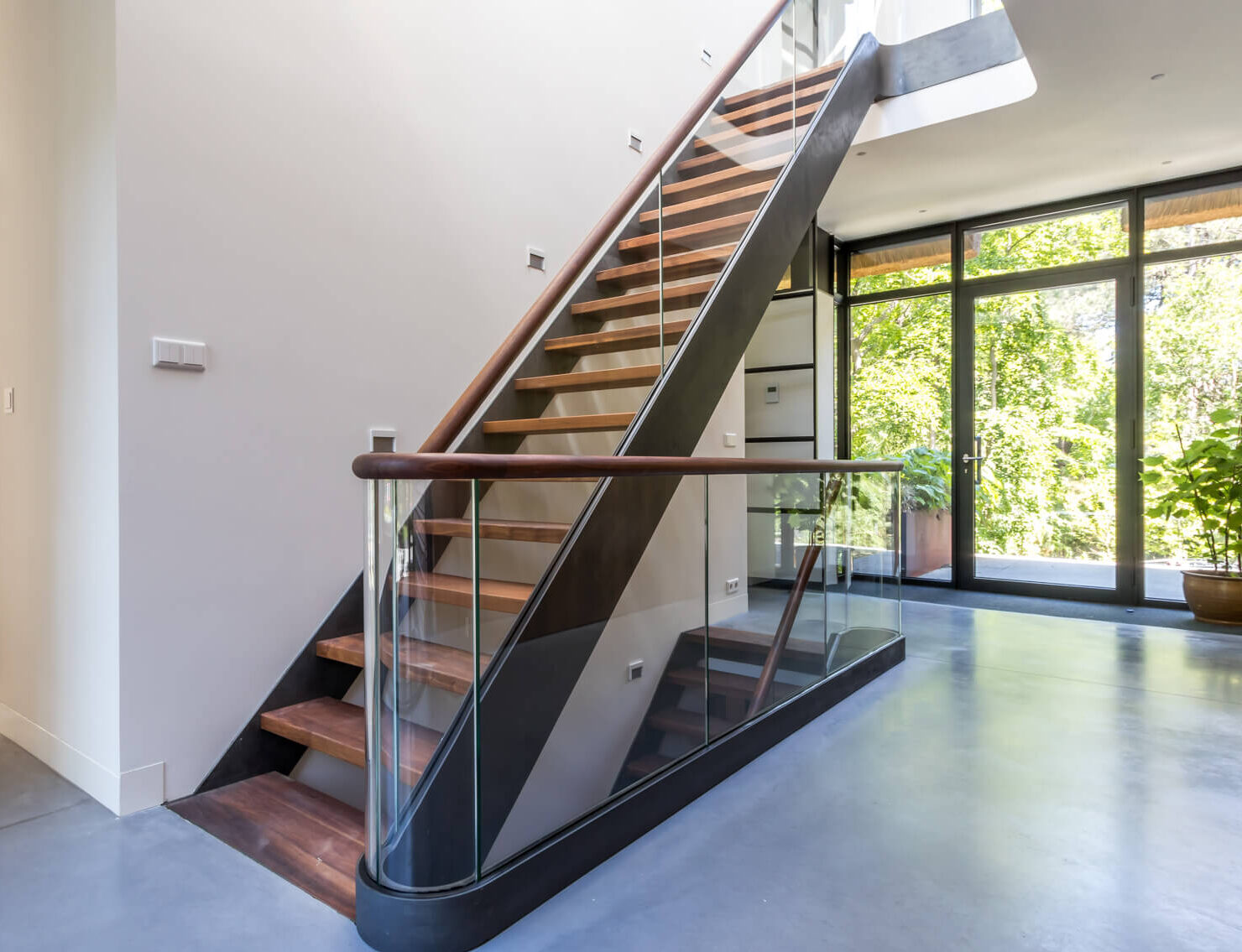 Particuliere trap met glas